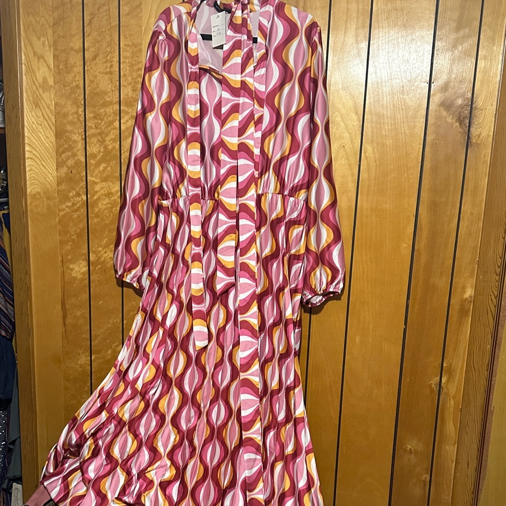 Elegant Pink and Orange Wave Pattern Dress